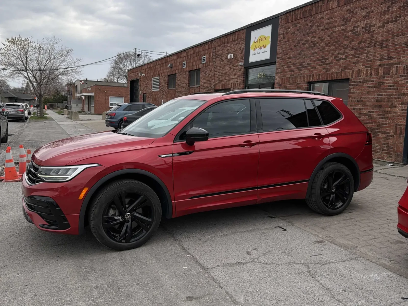 VW Tiguan Comfortline R-Line Black Edition * ЦЕНА ДО БГ * , снимка 3 - Автомобили и джипове - 54384014