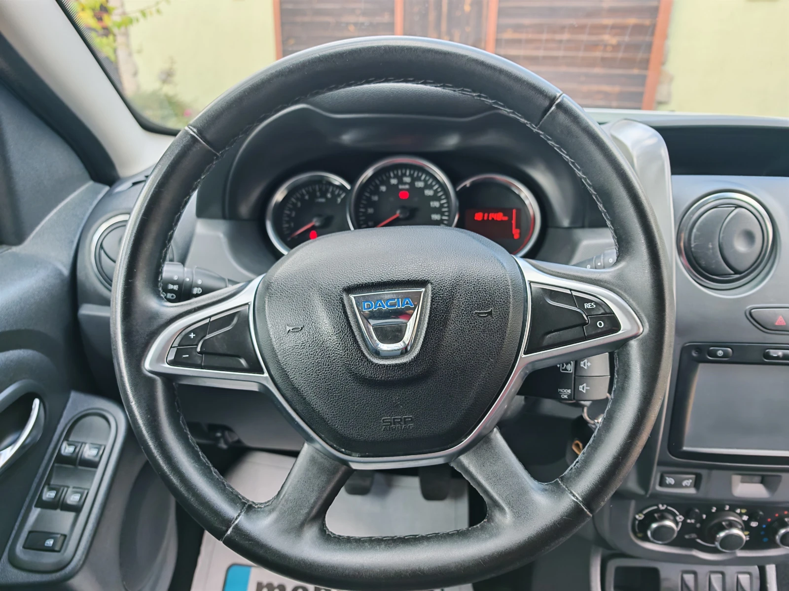 Dacia Duster 1.6-ГАЗ-НАВИ-КАМЕРА, снимка 13 - Автомобили и джипове - 56655780