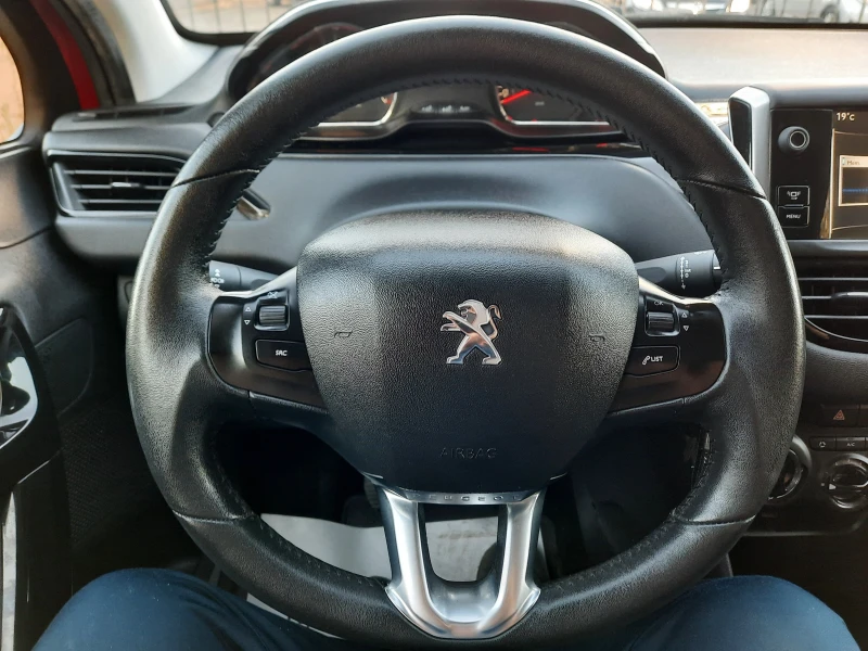 Peugeot 208 1.2i, снимка 10 - Автомобили и джипове - 47679731