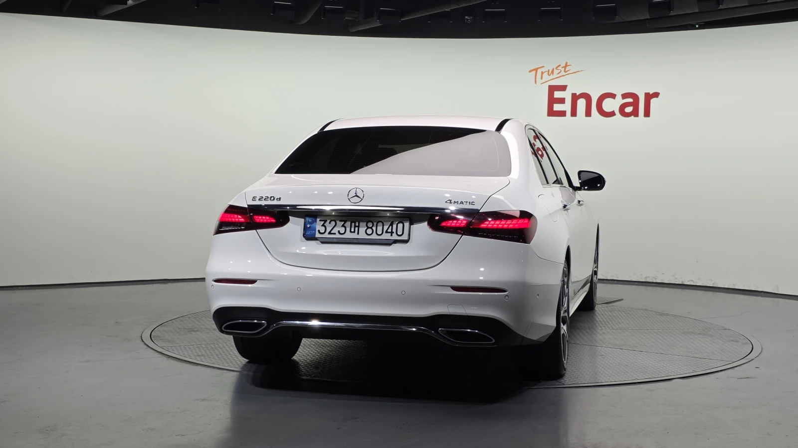 Mercedes-Benz E 220 4MATIC/AMG/BURMESTER/AMBIENT LIGHT/ПОДГРЕВИ, снимка 4 - Автомобили и джипове - 54820580