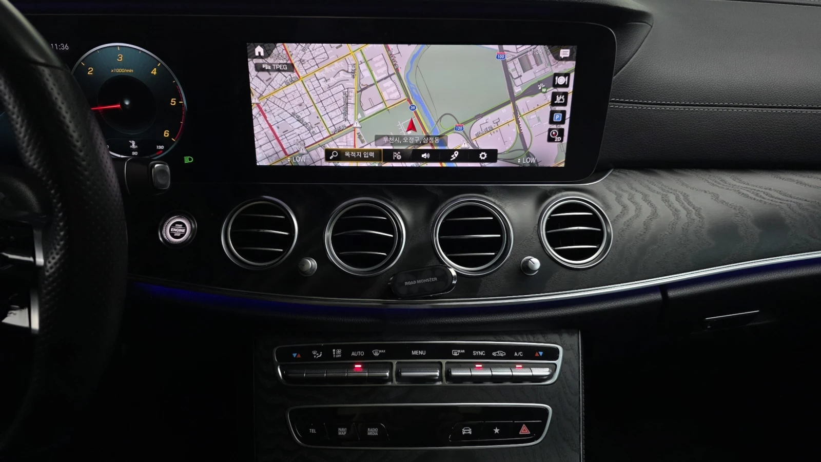 Mercedes-Benz E 220 4MATIC/AMG/BURMESTER/AMBIENT LIGHT/ПОДГРЕВИ, снимка 13 - Автомобили и джипове - 54820580