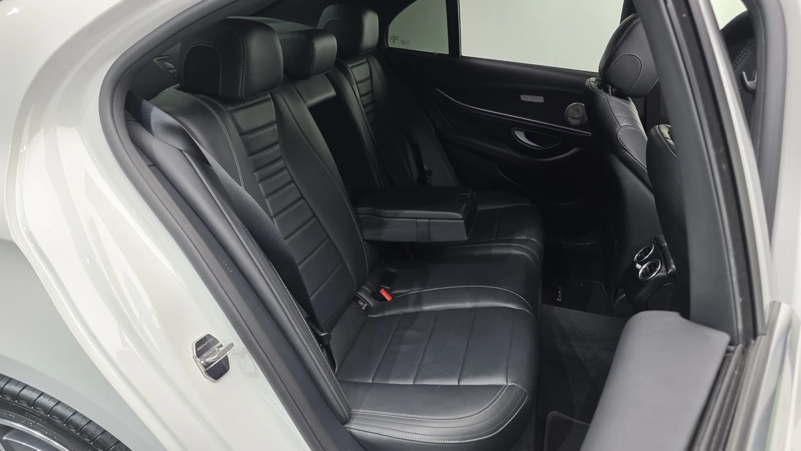 Mercedes-Benz E 220 4MATIC/AMG/BURMESTER/AMBIENT LIGHT/ПОДГРЕВИ, снимка 11 - Автомобили и джипове - 54820580