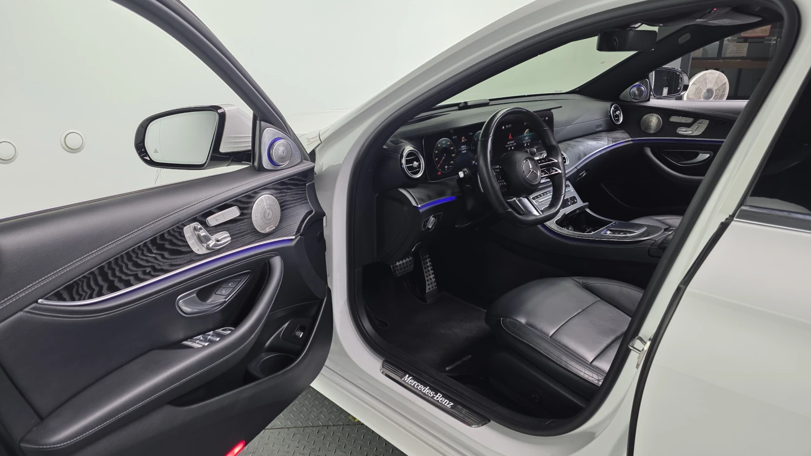 Mercedes-Benz E 220 4MATIC/AMG/BURMESTER/AMBIENT LIGHT/ПОДГРЕВИ, снимка 10 - Автомобили и джипове - 54820580