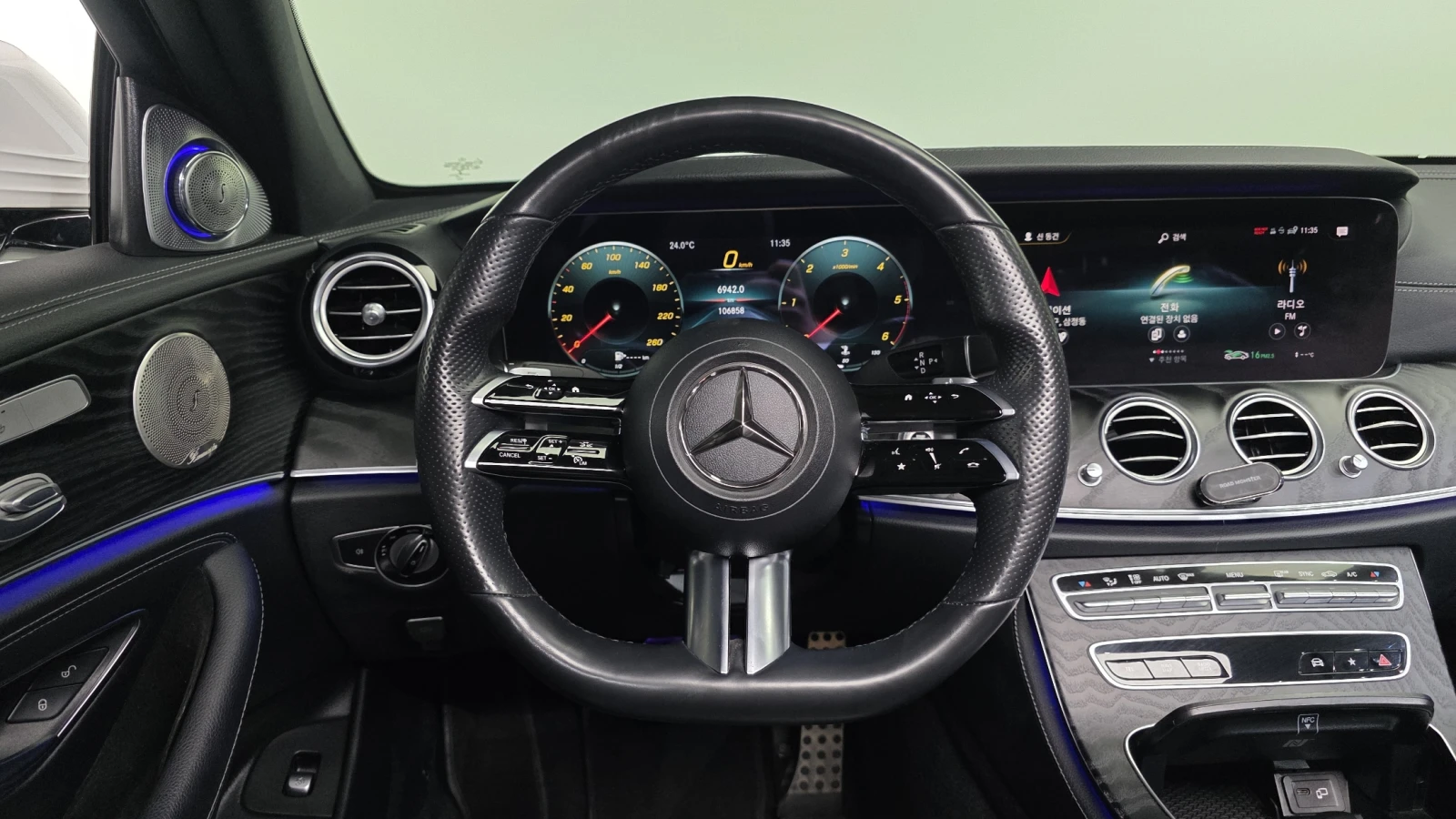 Mercedes-Benz E 220 4MATIC/AMG/BURMESTER/AMBIENT LIGHT/ПОДГРЕВИ, снимка 12 - Автомобили и джипове - 54820580