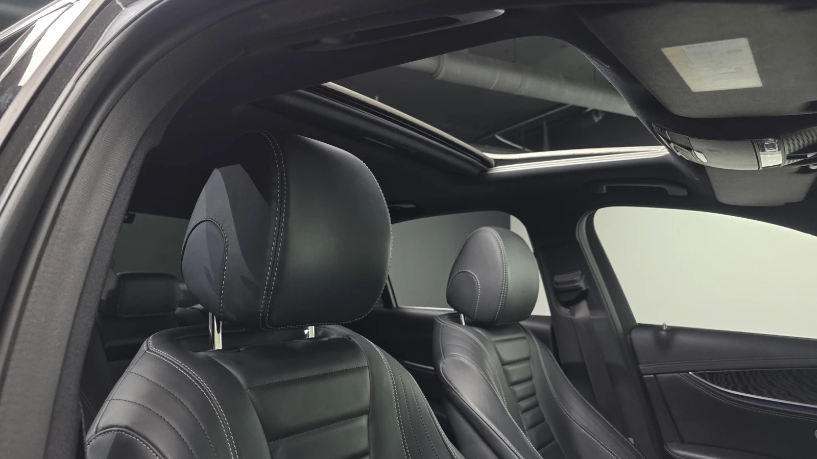 Mercedes-Benz E 220 4MATIC/AMG/BURMESTER/AMBIENT LIGHT/ПОДГРЕВИ, снимка 17 - Автомобили и джипове - 54820580