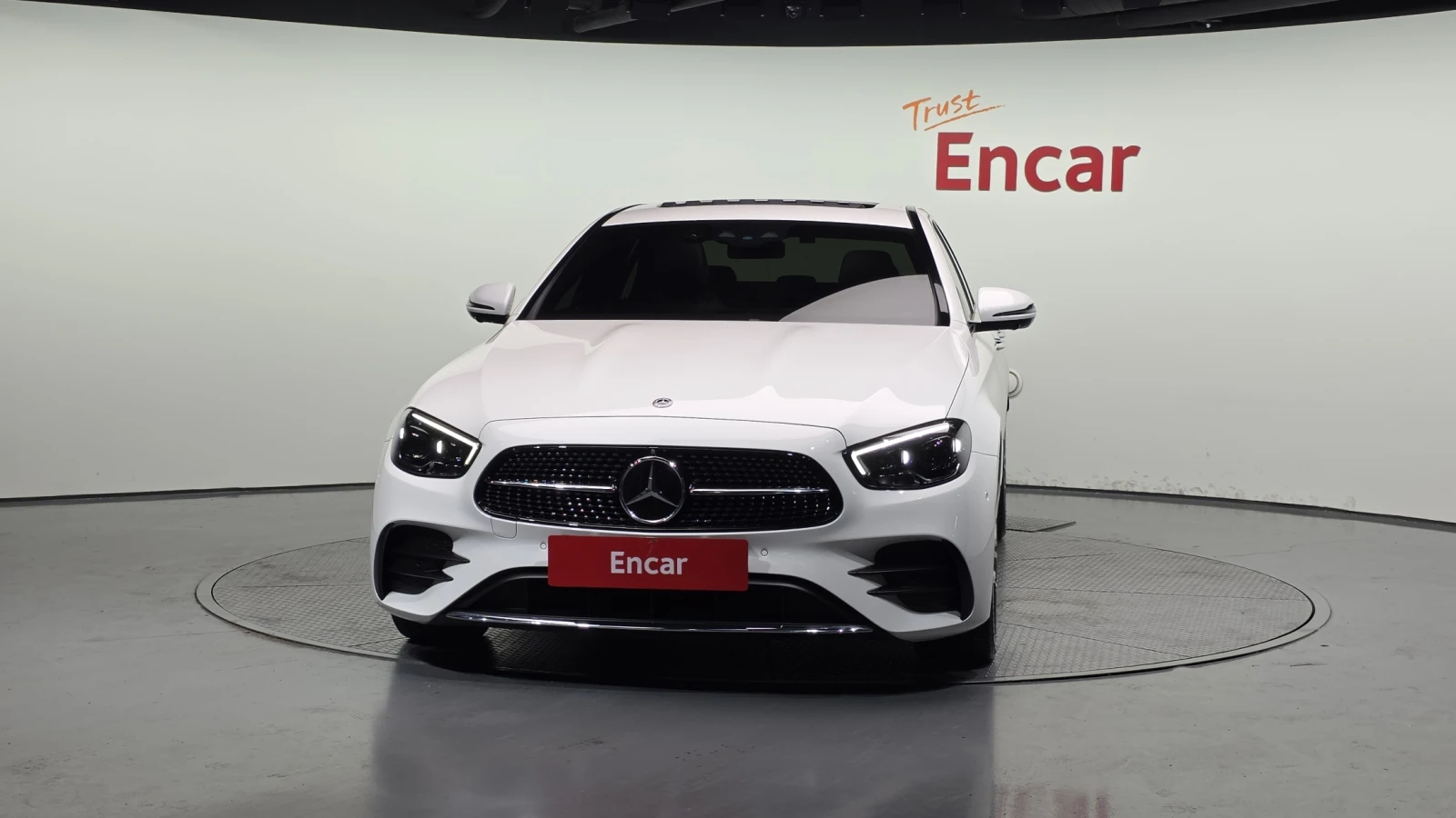 Mercedes-Benz E 220 4MATIC/AMG/BURMESTER/AMBIENT LIGHT/ПОДГРЕВИ, снимка 3 - Автомобили и джипове - 54820580