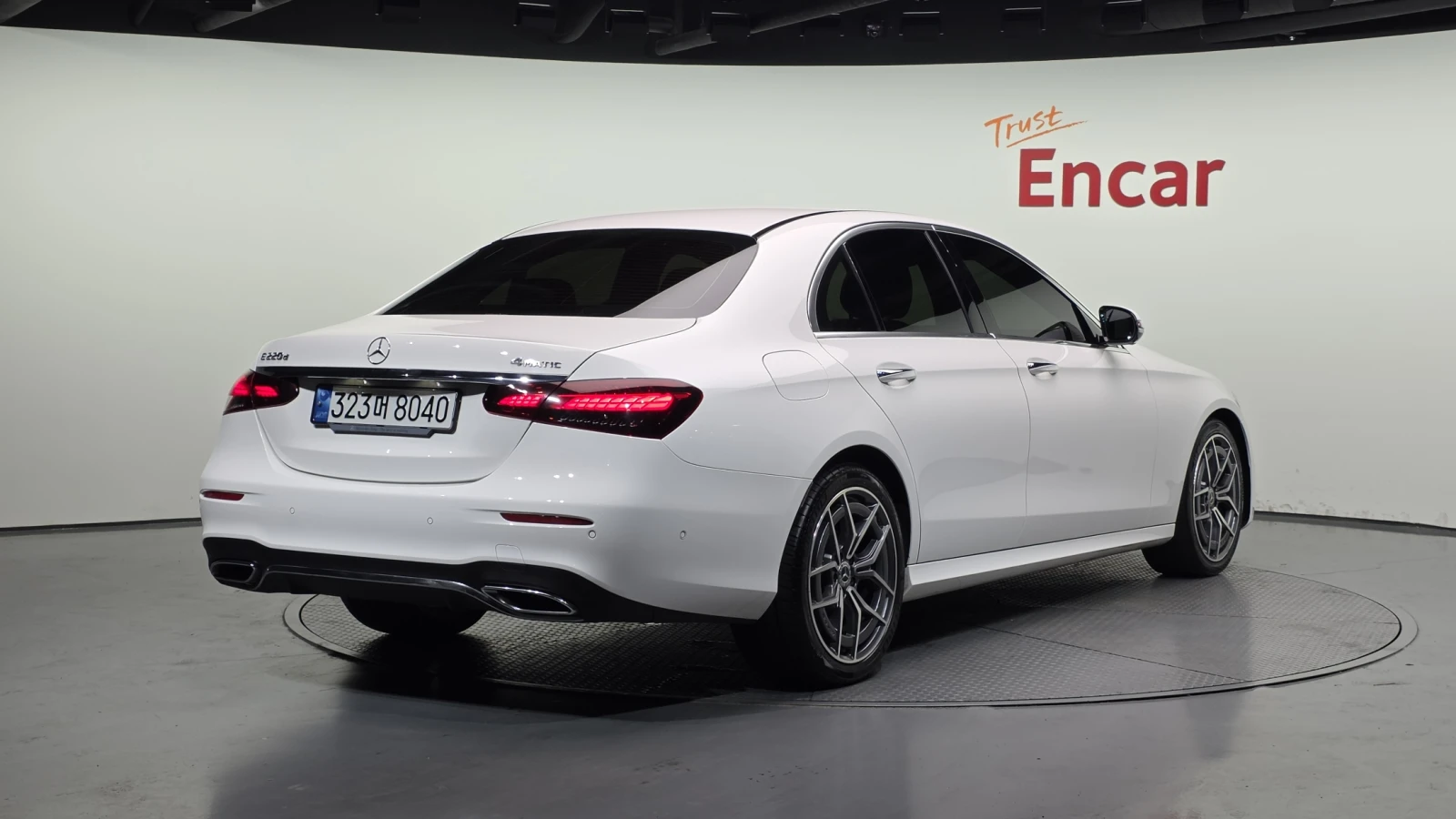 Mercedes-Benz E 220 4MATIC/AMG/BURMESTER/AMBIENT LIGHT/ПОДГРЕВИ, снимка 2 - Автомобили и джипове - 54820580