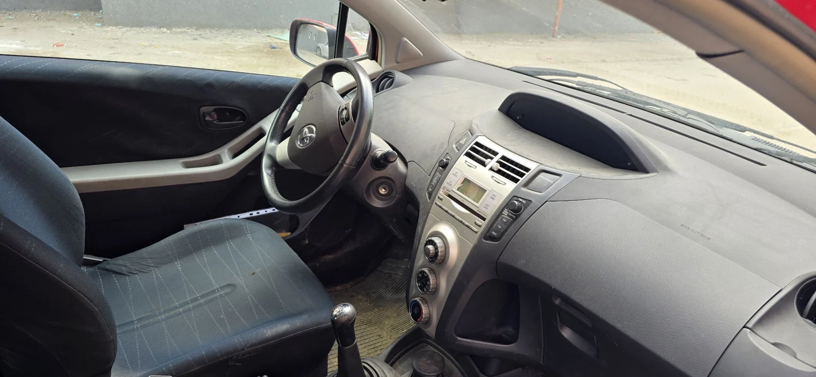 Toyota Yaris 1.0, 120х.км, снимка 11 - Автомобили и джипове - 54925372