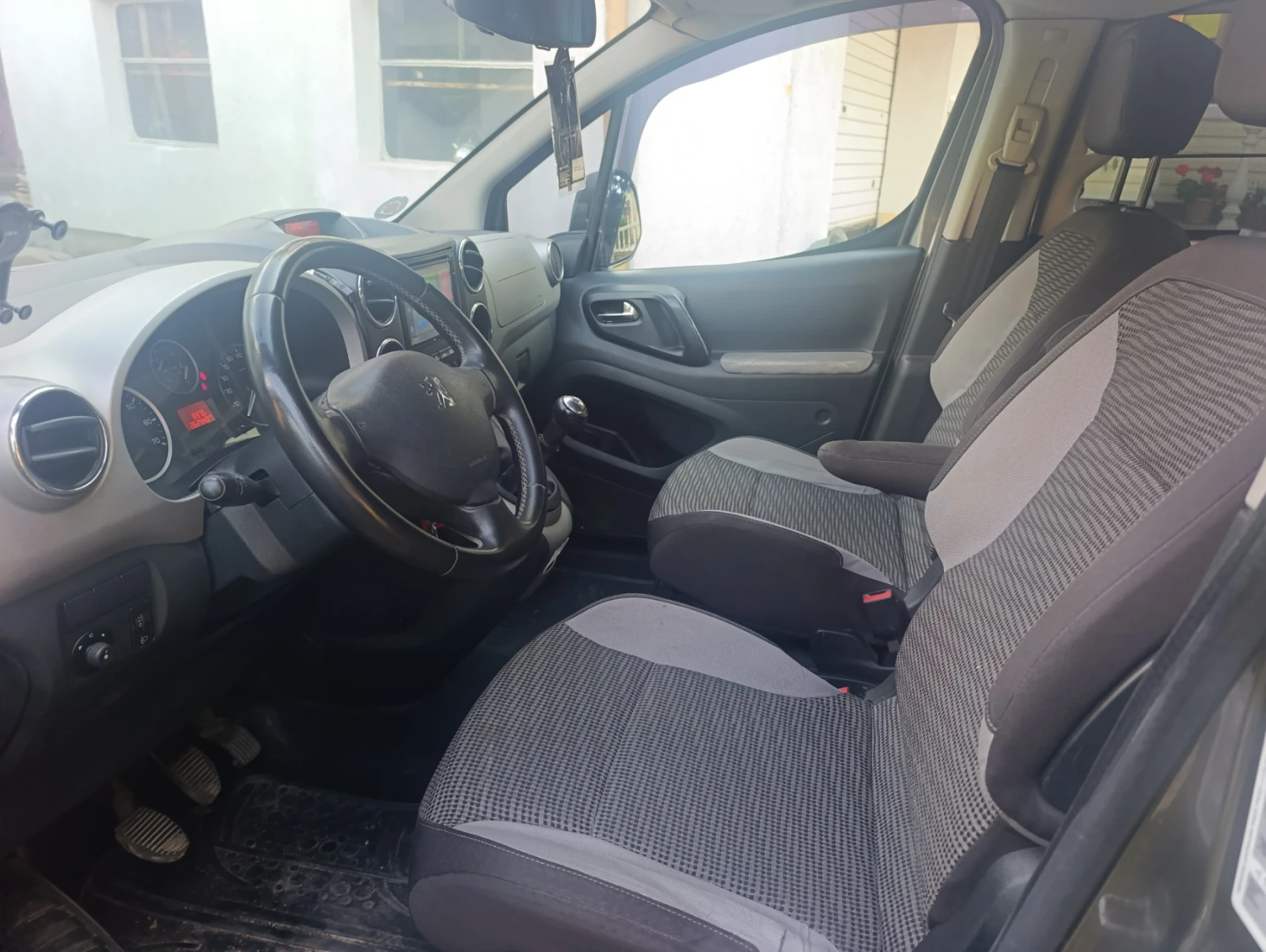 Peugeot Partner TEPEE 1.6 HDI, снимка 8 - Автомобили и джипове - 55350854