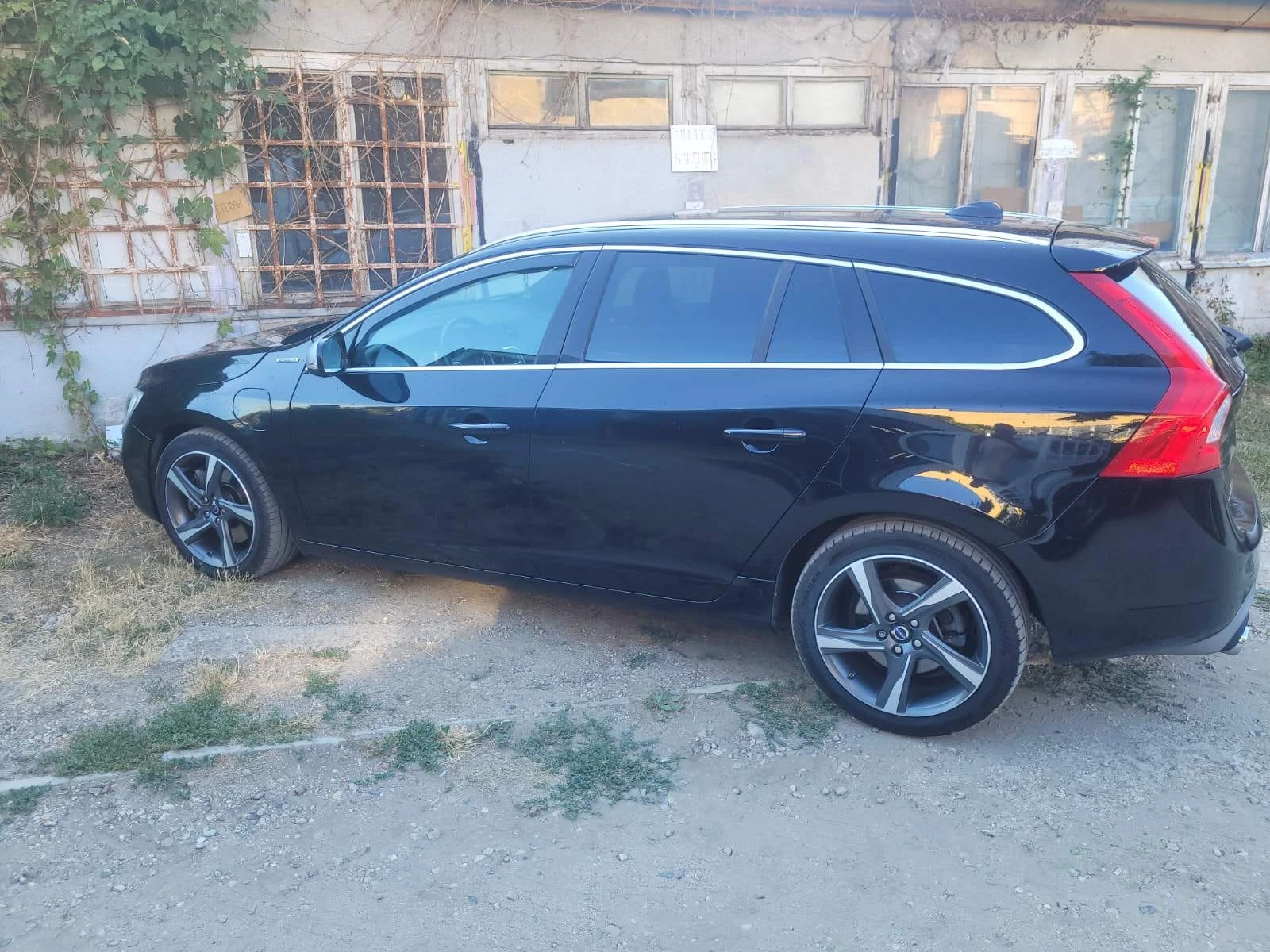 Volvo V60 2.4 D6 Twin Engine (288 кс) Plug-in Hybrid AWD , снимка 4 - Автомобили и джипове - 55752884