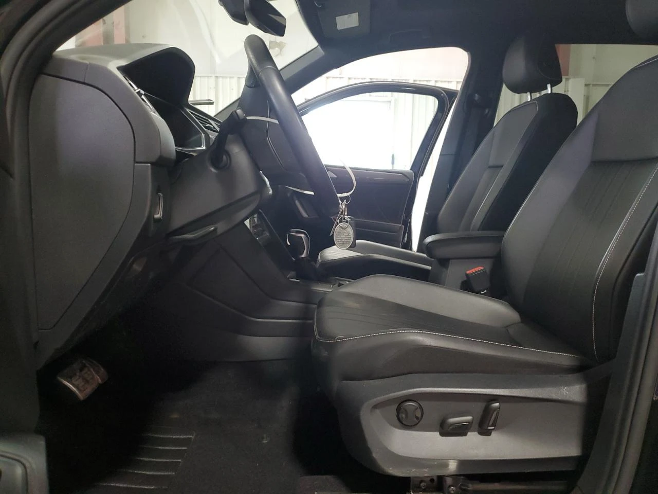 VW Tiguan SE R-LINE BLACK/КЛИП НА МОТОРА - изображение 8