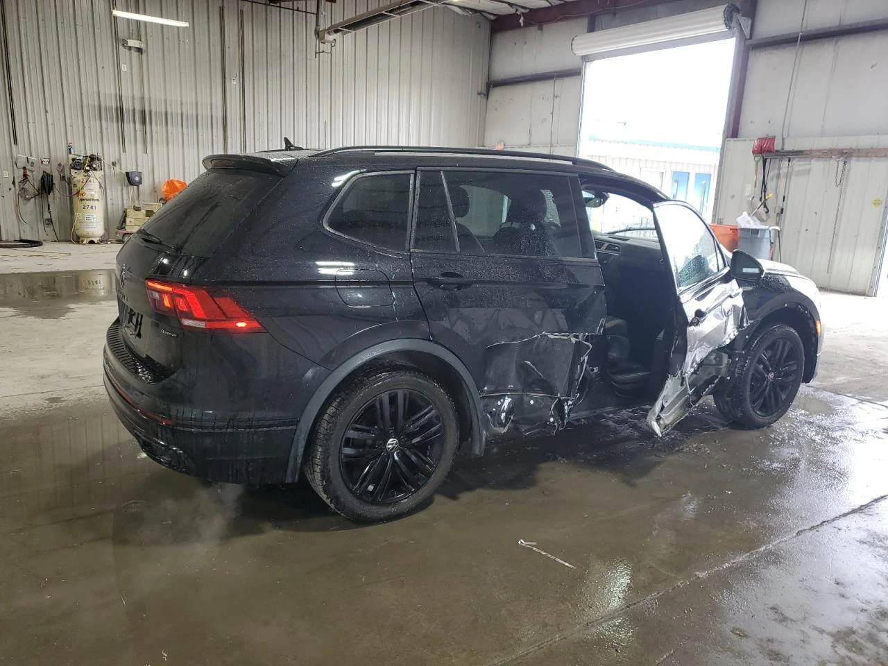 VW Tiguan SE R-LINE BLACK/КЛИП НА МОТОРА - изображение 4