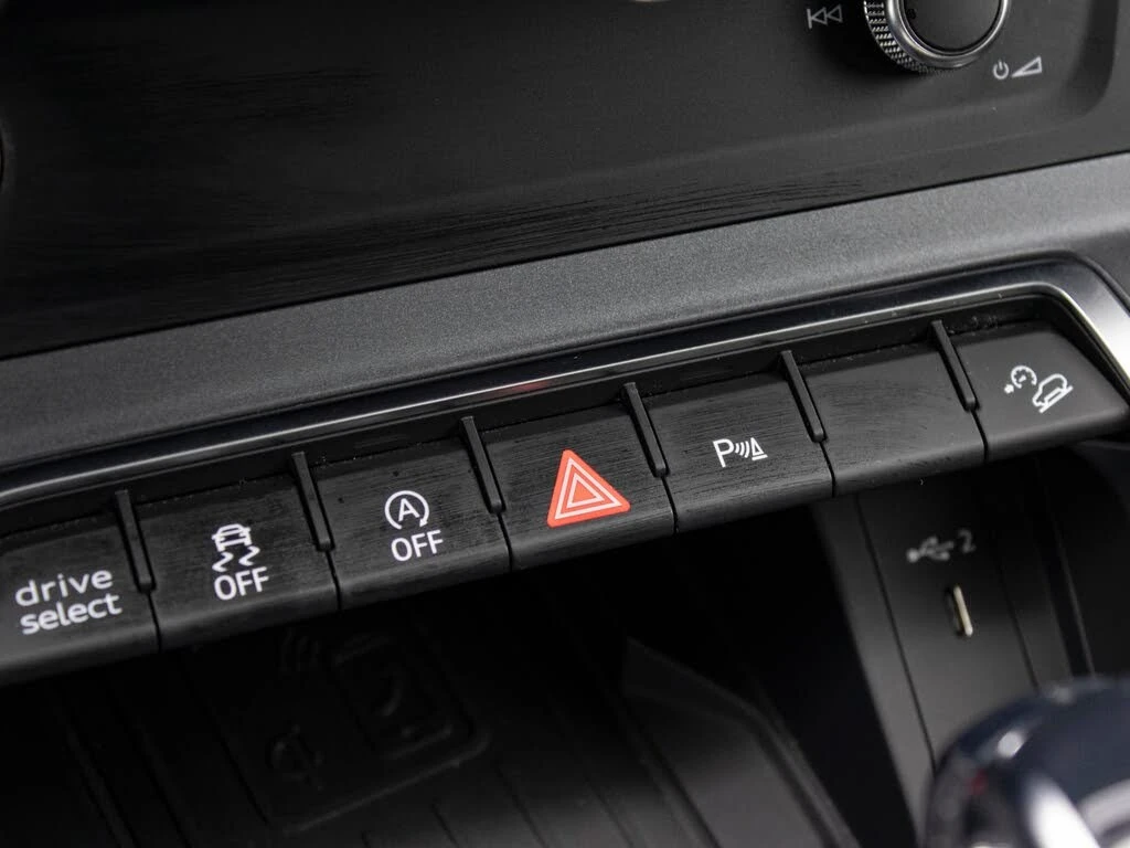 Audi Q3 Quattro* Technik* 45TFSI* АвтоКредит* (ЦЕНА ДО БГ), снимка 14 - Автомобили и джипове - 54128443