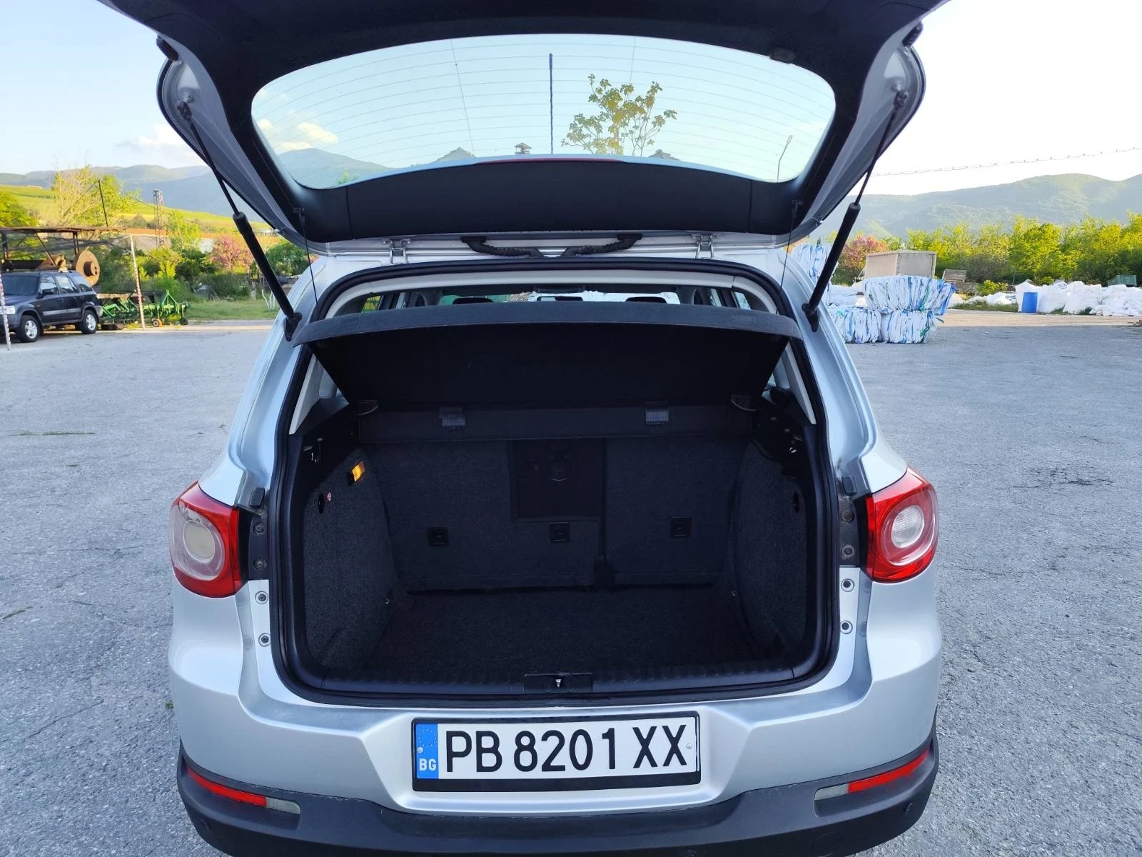 VW Tiguan 2.0 TDI, снимка 11 - Автомобили и джипове - 54443907
