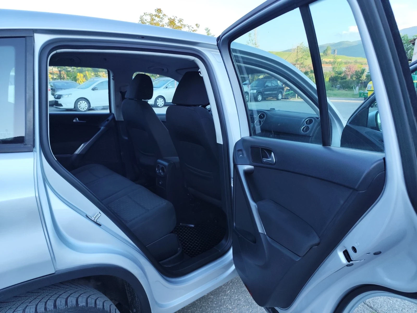 VW Tiguan 2.0 TDI, снимка 8 - Автомобили и джипове - 54443907
