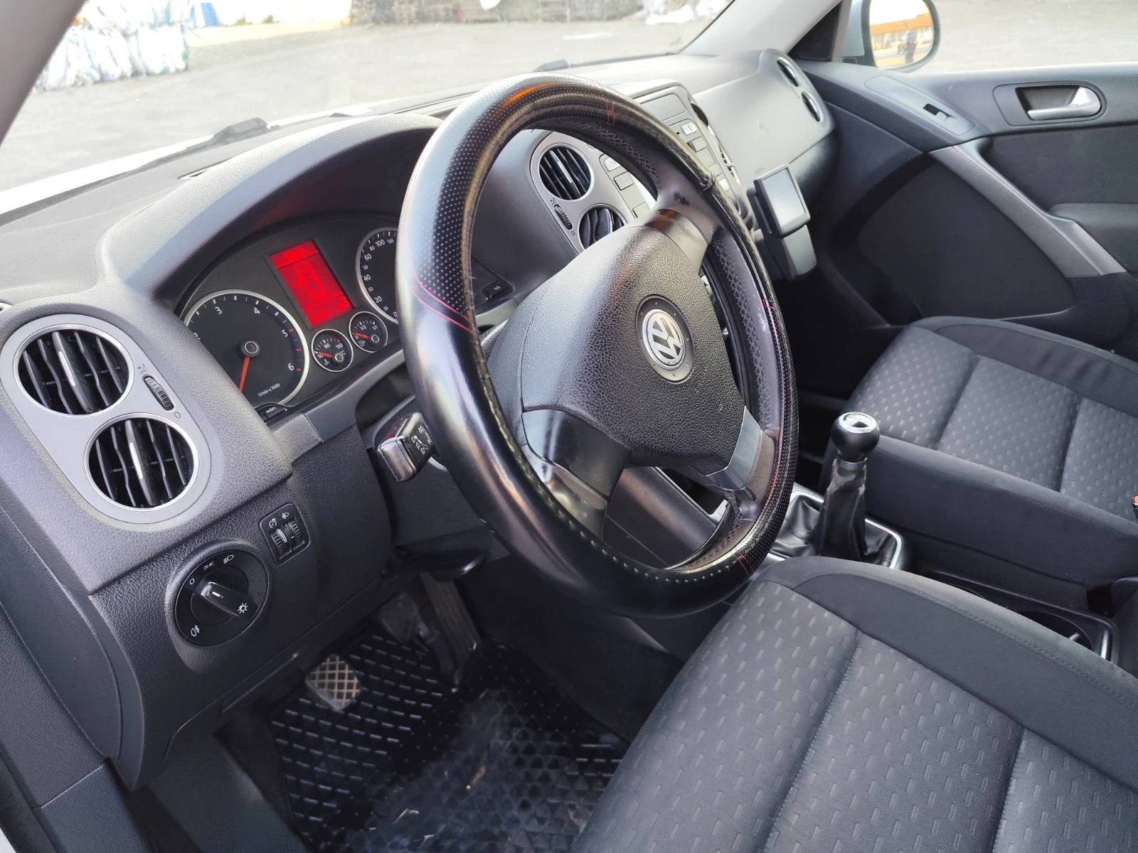 VW Tiguan 2.0 TDI, снимка 9 - Автомобили и джипове - 54443907