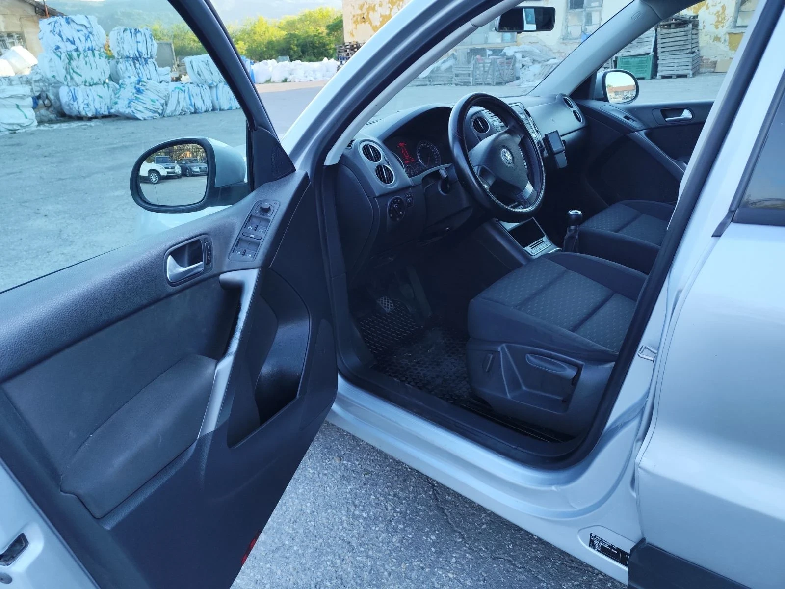 VW Tiguan 2.0 TDI, снимка 5 - Автомобили и джипове - 54443907
