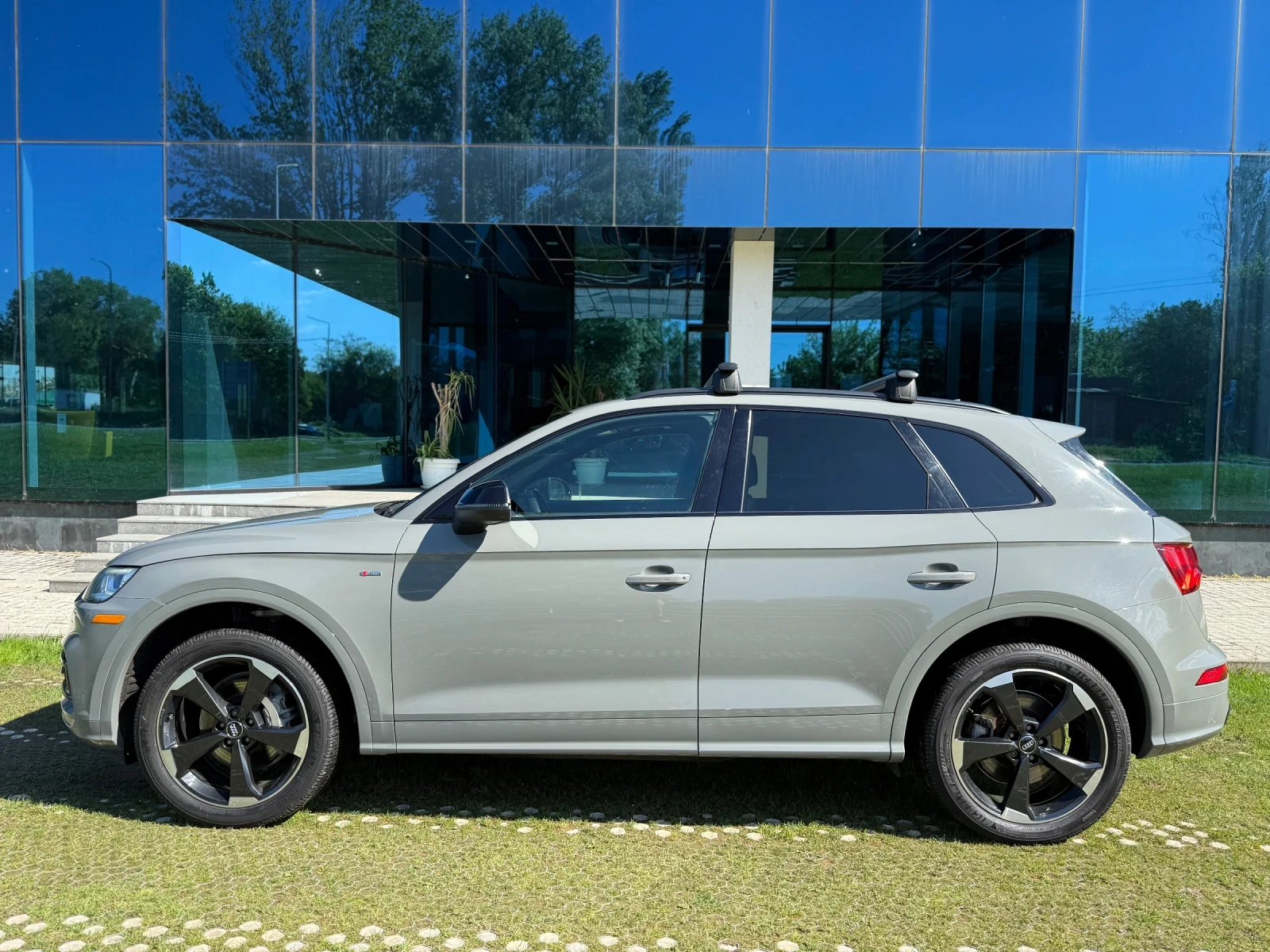Audi Q5 S-Line Technik Nardo Grey Black Optics , снимка 4 - Автомобили и джипове - 54444636
