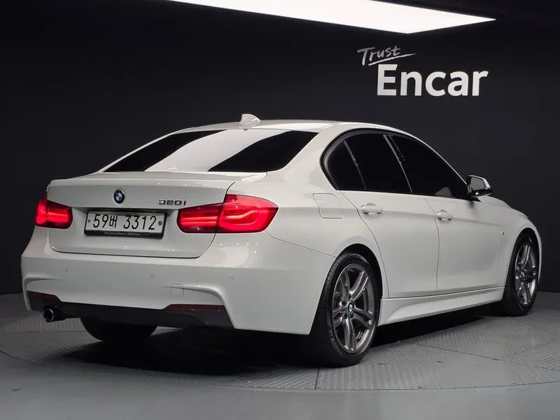 BMW 320 i - САМО 30% АВАНС, снимка 2 - Автомобили и джипове - 56304445