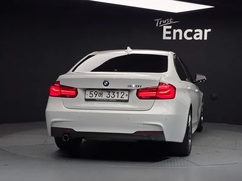 BMW 320 i - САМО 30% АВАНС, снимка 4 - Автомобили и джипове - 56304445