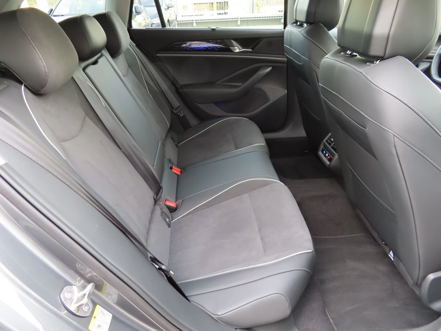 VW Passat 9 Elegance 2.0 TSI DSG - изображение 9