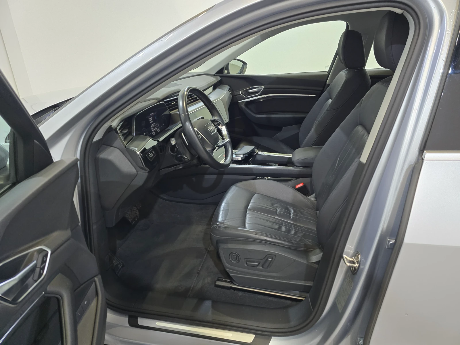 Audi E-Tron Sportback/MatrixLed/Head-Up/Leather/KeylessGo/Came, снимка 9 - Автомобили и джипове - 54117710