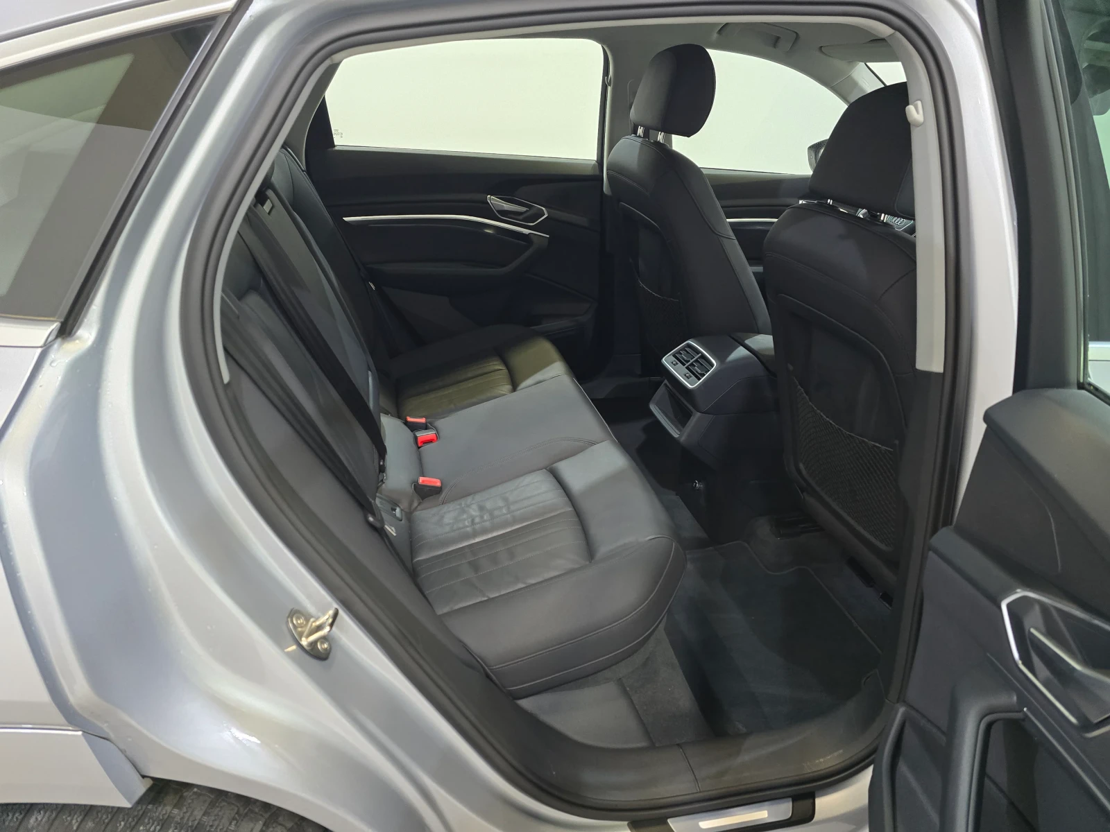 Audi E-Tron Sportback/MatrixLed/Head-Up/Leather/KeylessGo/Came, снимка 16 - Автомобили и джипове - 54117710