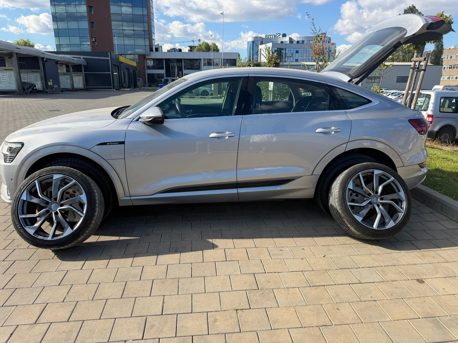 Audi E-Tron 50/EU/Sportback/MatrixLed/Head-Up/KeylessGo/, снимка 2 - Автомобили и джипове - 56260160