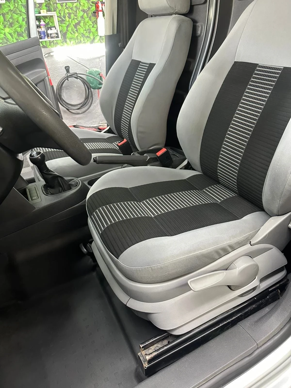 VW Caddy 1.6 TDI, снимка 13 - Автомобили и джипове - 53619501