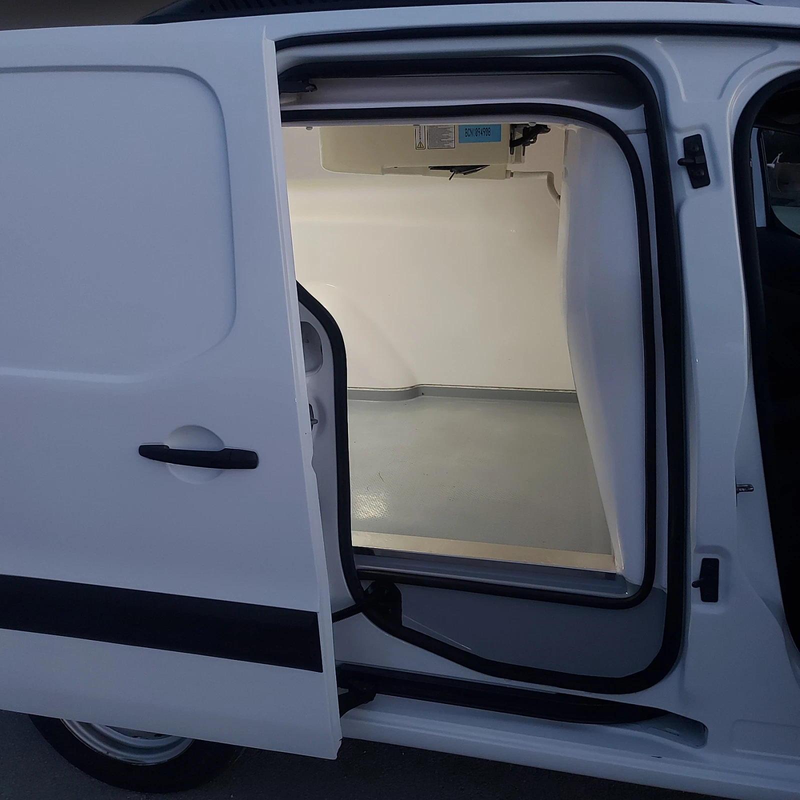 Peugeot Partner хладилен с климатик, снимка 13 - Автомобили и джипове - 54084367