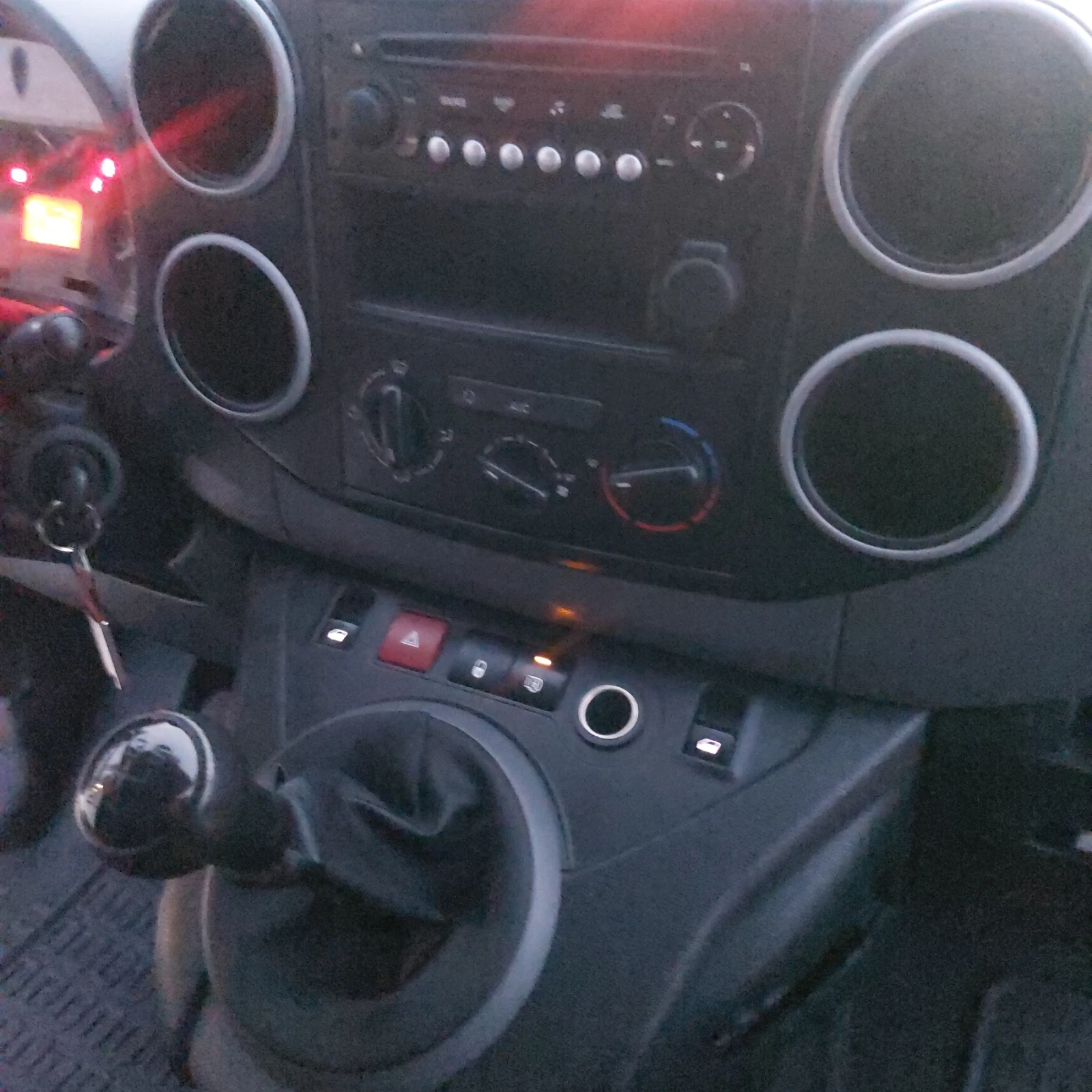 Peugeot Partner хладилен с климатик, снимка 7 - Автомобили и джипове - 54084367