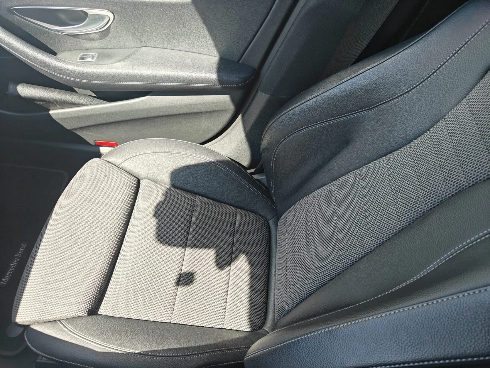 Mercedes-Benz E 220 4matic, снимка 11 - Автомобили и джипове - 54098306