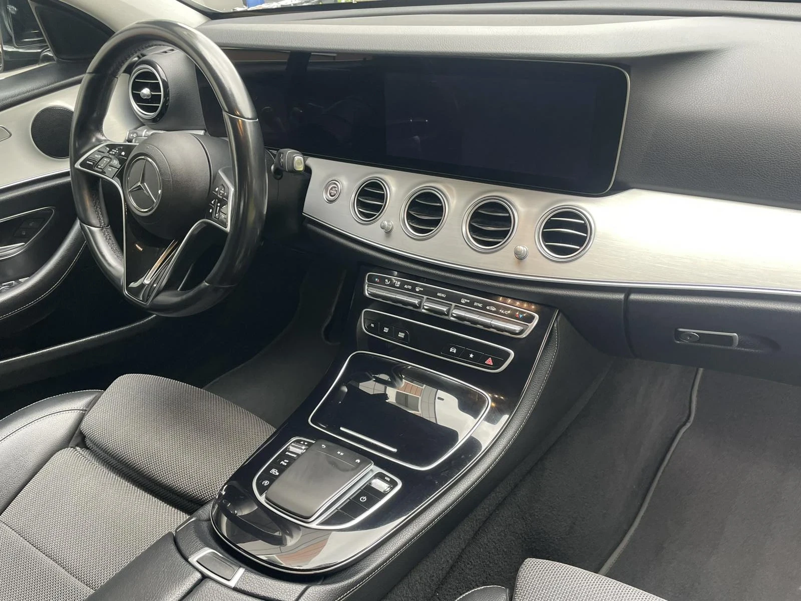 Mercedes-Benz E 220 4matic, снимка 16 - Автомобили и джипове - 54098306