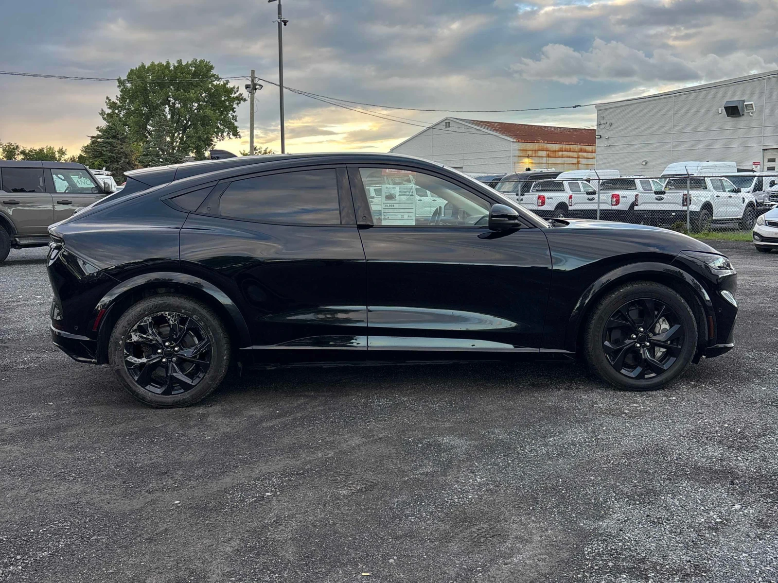 Ford Mustang Mach-E * Premium * АВТОКРЕДИТ БЕЗ ПЪРВОНАЧАЛНА ВНОСКА* , снимка 3 - Автомобили и джипове - 55834181