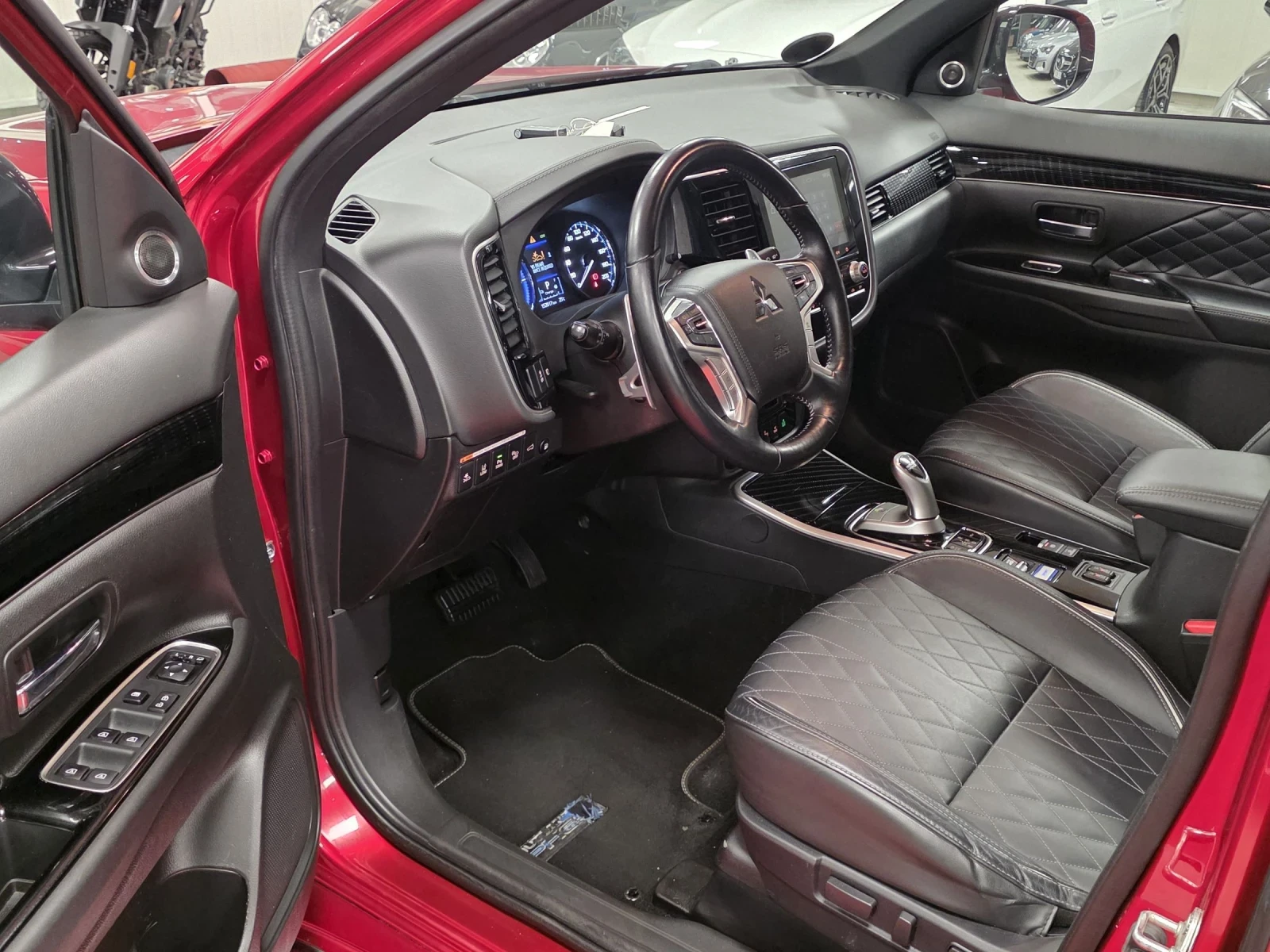 Mitsubishi Outlander 2.4 PHEV | Топ изпълнение , снимка 8 - Автомобили и джипове - 54723477