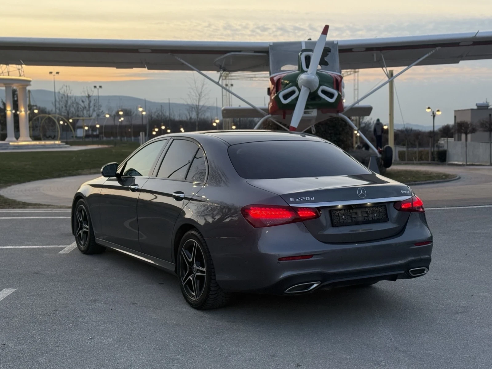 Mercedes-Benz E 220 AMG LINE , снимка 4 - Автомобили и джипове - 54084328