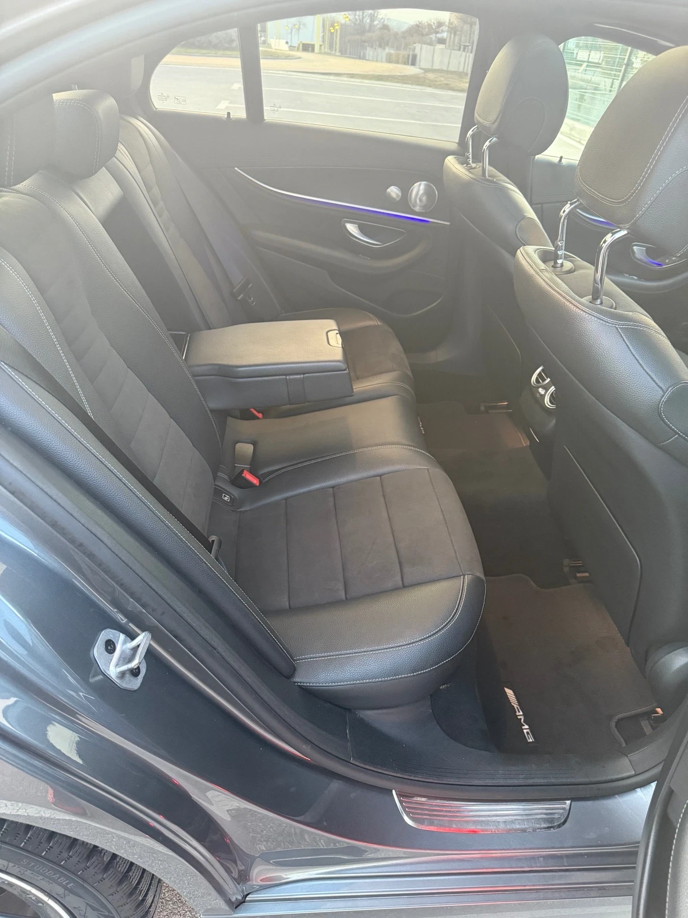 Mercedes-Benz E 220 AMG LINE , снимка 11 - Автомобили и джипове - 54084328