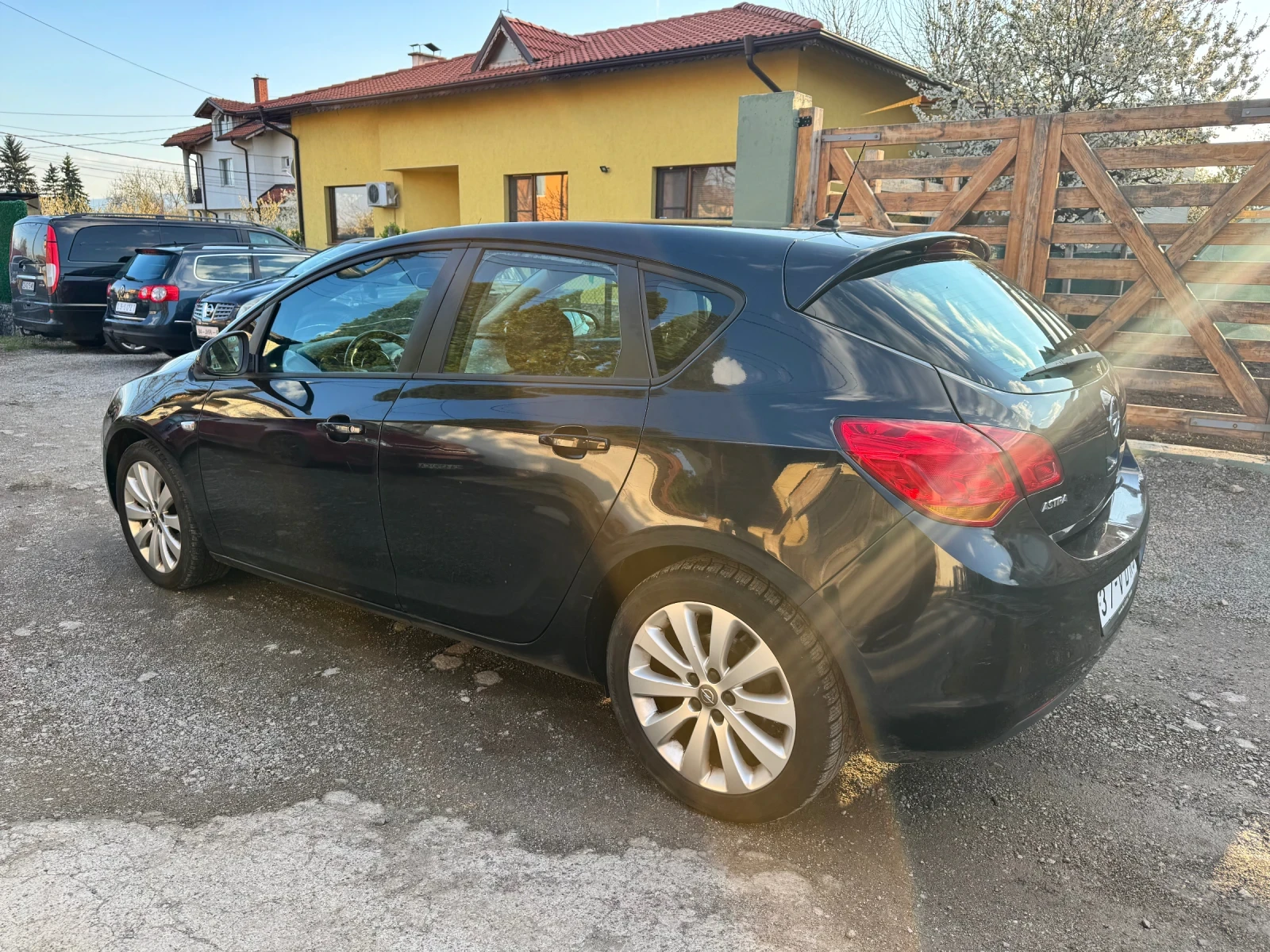 Opel Astra 1.6i Euro5A, снимка 4 - Автомобили и джипове - 54242196