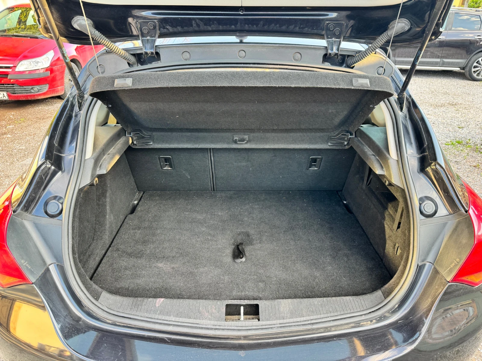 Opel Astra 1.6i Euro5A, снимка 11 - Автомобили и джипове - 54242196