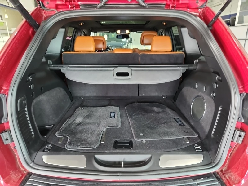 Jeep Grand cherokee SRT * * CARFAX * * АВТО КРЕДИТ * * , снимка 13 - Автомобили и джипове - 52361880