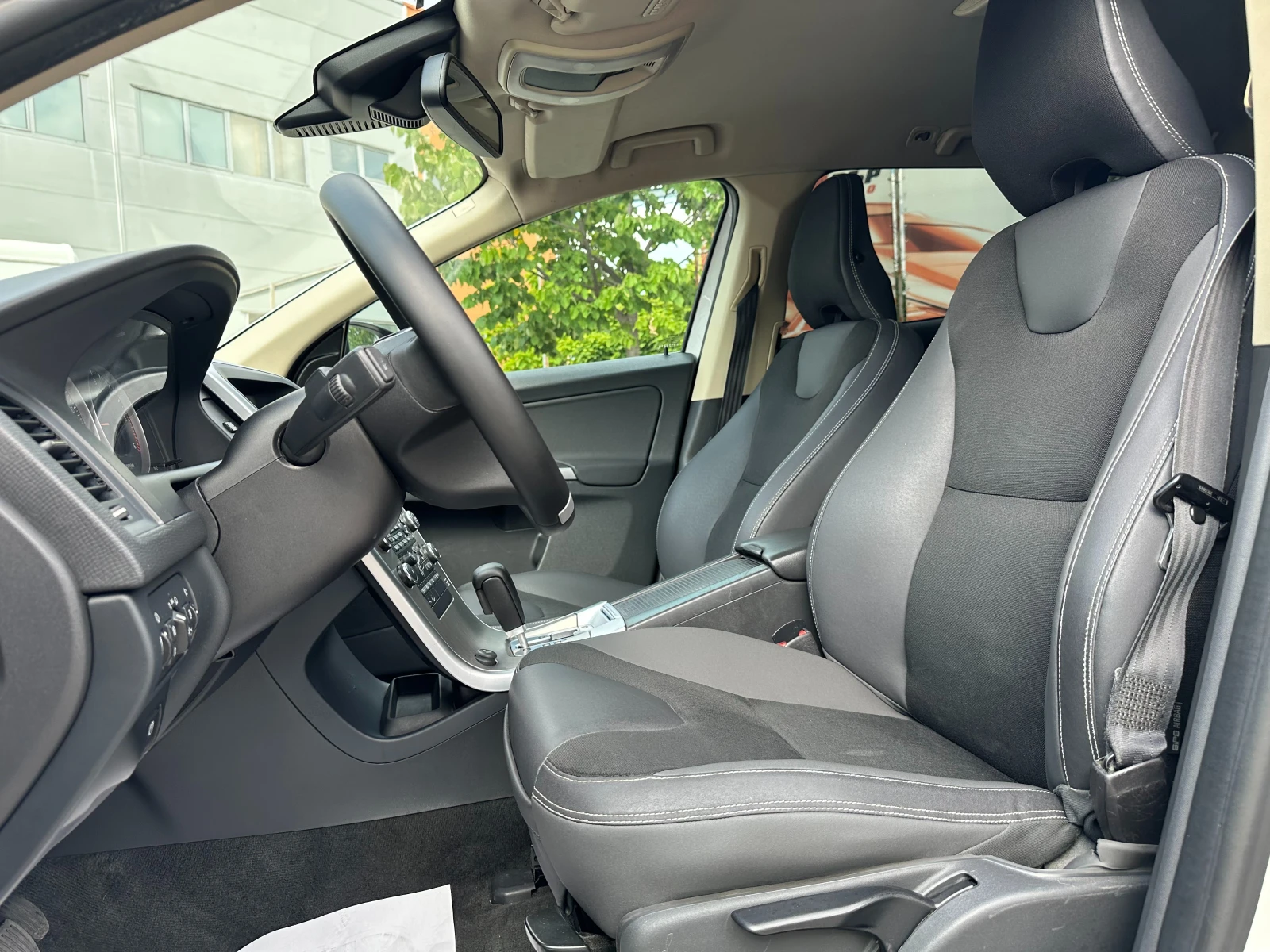 Volvo XC60 2.4d 205 к.с. - изображение 8