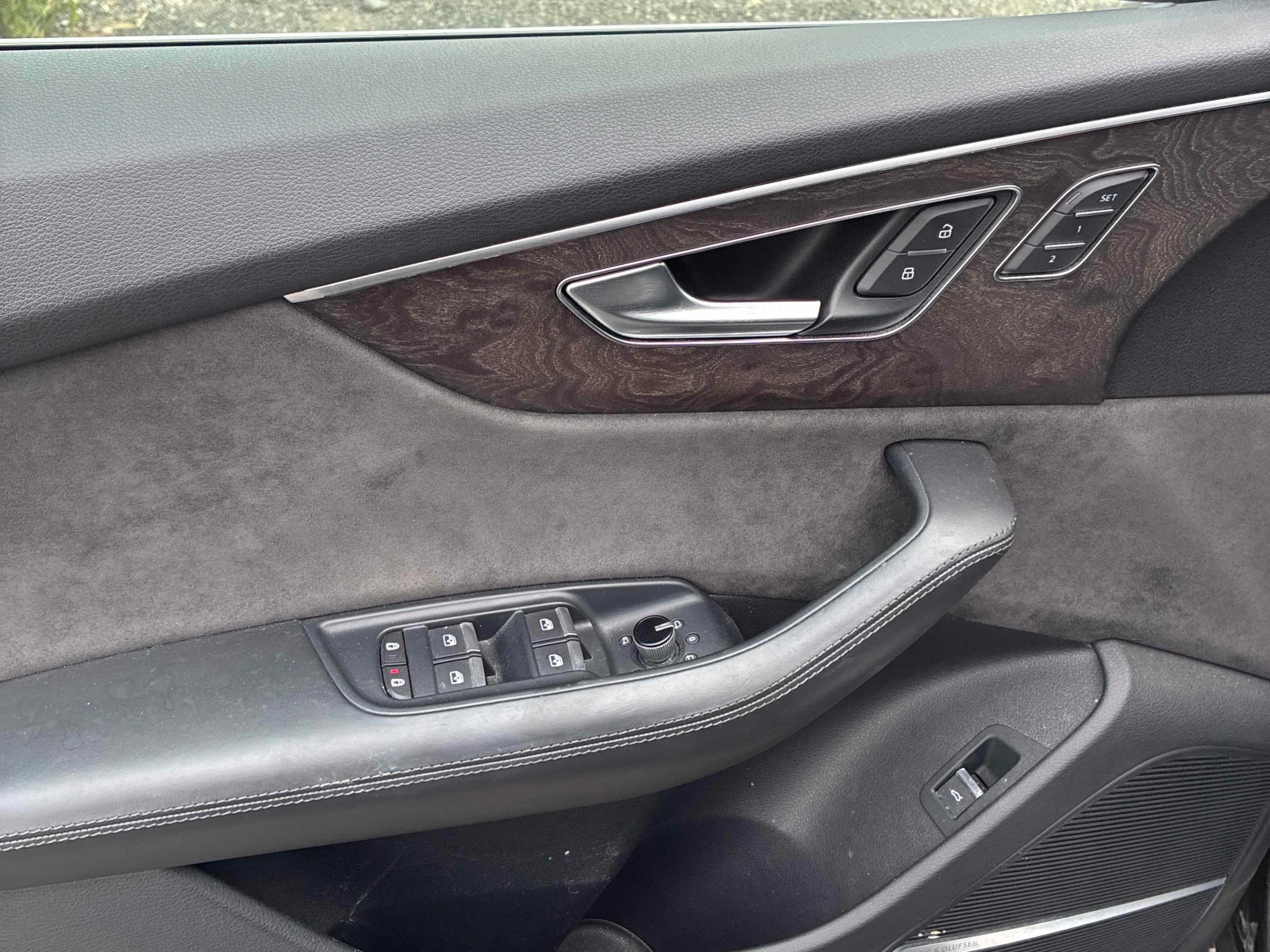 Audi Q8  Technik 55 TFSI quattro / CARFAX / MATRIX, снимка 11 - Автомобили и джипове - 55939577