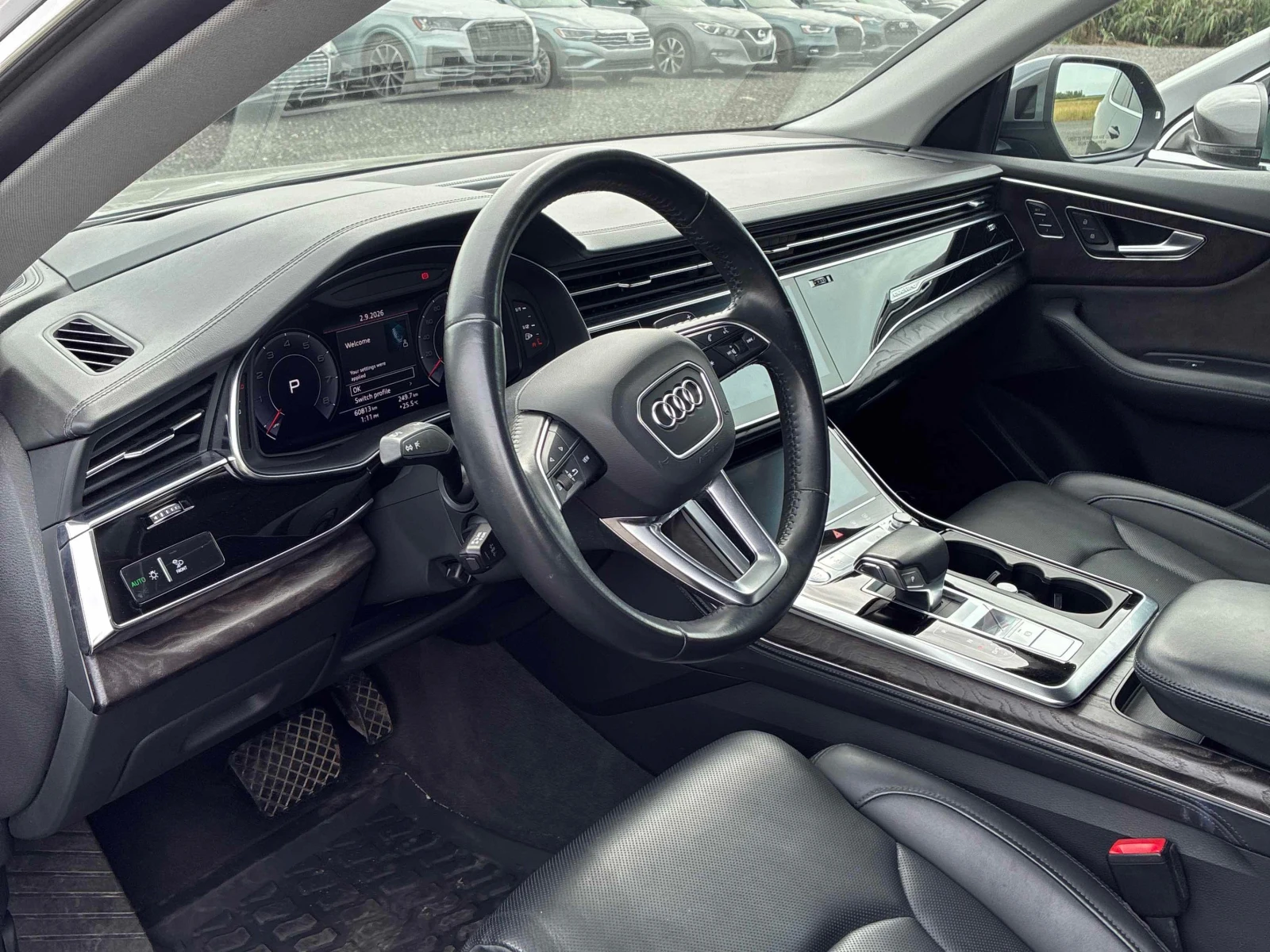 Audi Q8  Technik 55 TFSI quattro / CARFAX / MATRIX, снимка 8 - Автомобили и джипове - 55939577