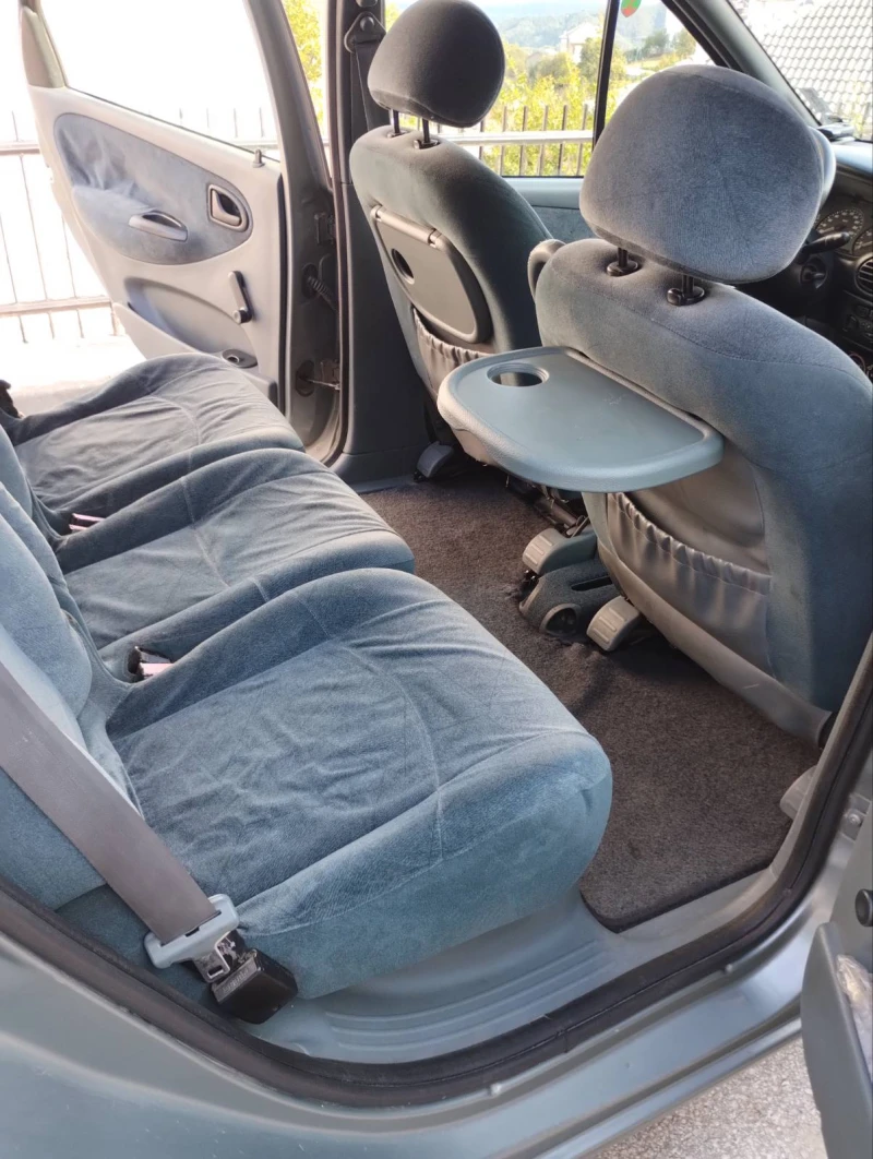 Renault Scenic 2.0i с Бензин/Газ, снимка 8 - Автомобили и джипове - 52295547