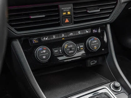 VW Jetta EXECLINE* ОБДУХ* ПОДГРЕВИ* BEATS* АМБИЕНТ* DIGITAL, снимка 11 - Автомобили и джипове - 54141519