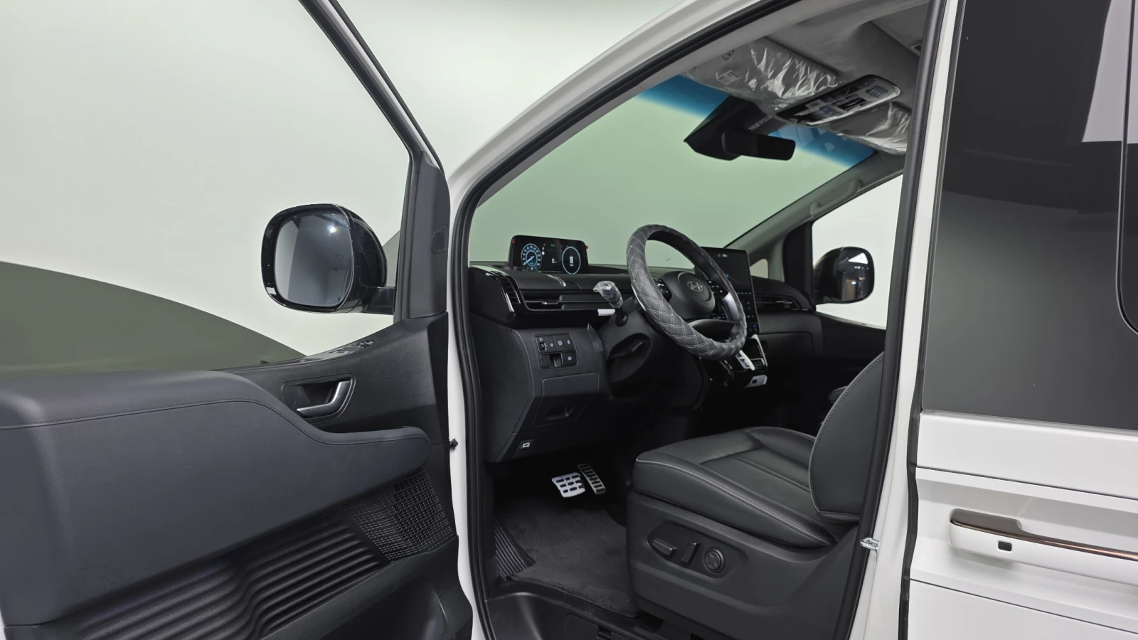 Hyundai Staria 1.6 HEV Inspiration* 360* ОБДУХВАНЕ* КРАЙНА ЦЕНА, снимка 10 - Автомобили и джипове - 55409115