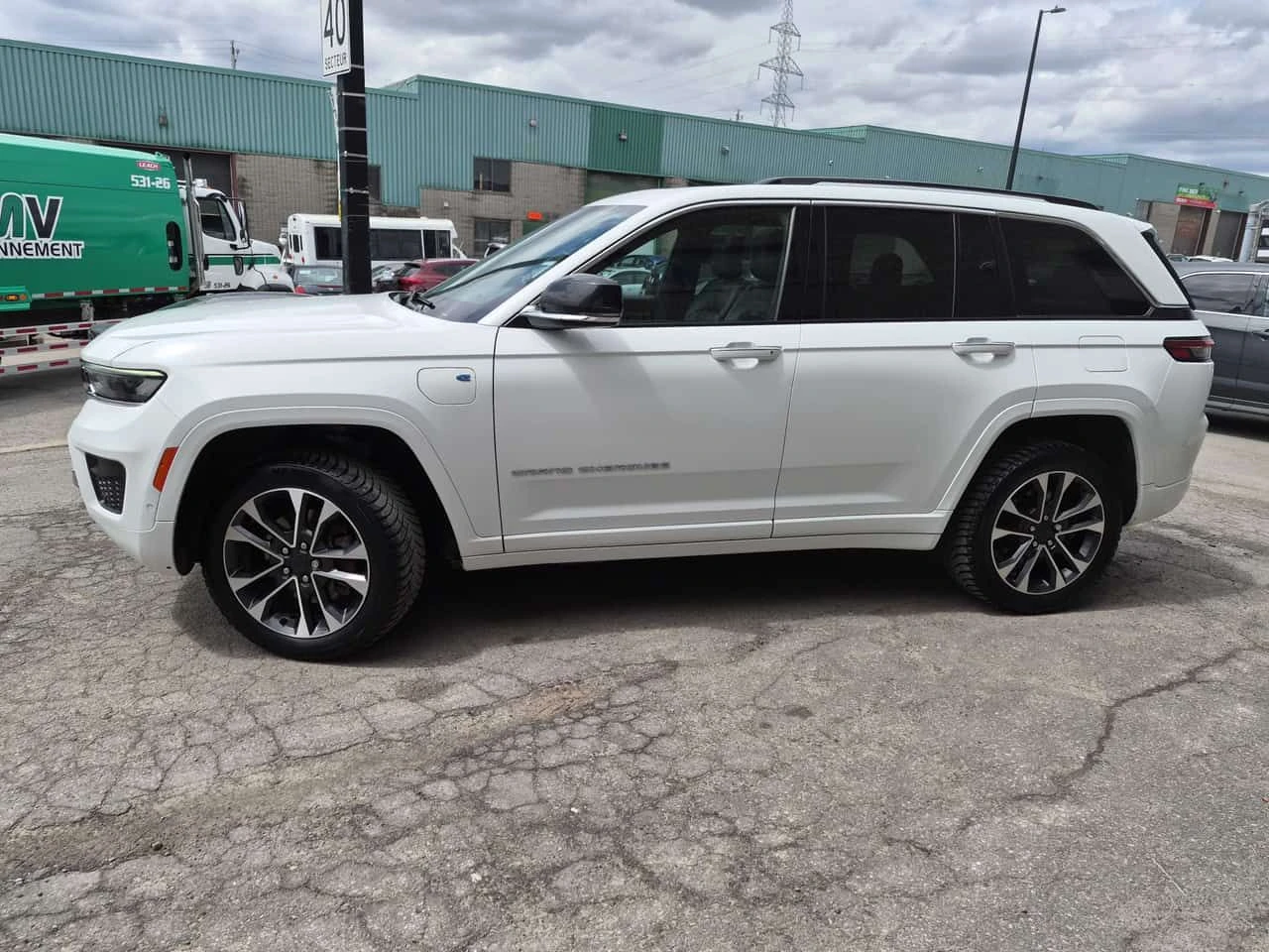 Jeep Grand cherokee * Overland * ДИСТРОНИК* КАМЕРА* ПАНОРАМА* , снимка 3 - Автомобили и джипове - 54608481