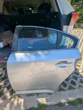 Задна лява врата за Toyota Avensis T27 (2009-2015)  цяла или на части, снимка 1