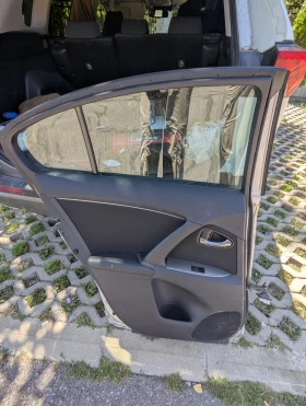 Задна лява врата за Toyota Avensis T27 (2009-2015)  цяла или на части, снимка 2