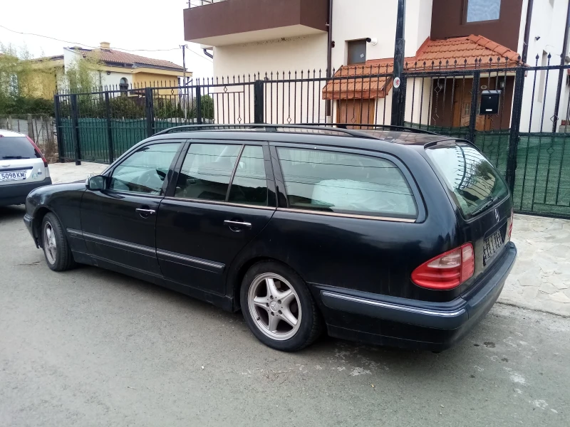 Mercedes-Benz E 220, снимка 4 - Автомобили и джипове - 26627051